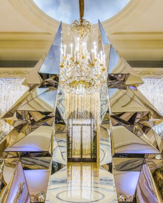 🎅 Welcome to @fsgeorgevparis with the Christmas magic created by their talented art director @jeffleatham 💎 Our Saint-Laurent chandelier standing in the middle made of gilded iron leaf and bohemia crystals💡 . . . #luxuryhome #lightdesigner #paris #delisleparis #bespokelighting #interiordesign #lighting #chandelier #lustre #savoirfaire #bronze #surmesure #madeinfrance #sanregis #christmas #christmasspirit #christmasinparis