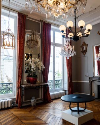 Immerse yourself in the luminous elegance of our showroom. Each piece tells a story of creativity and excellence.💡✨ 🇫🇷 * Plongez dans l'élégance lumineuse de notre showroom. Chaque pièce raconte une histoire de créativité et d'excellence. 💡✨ . . #delisleparis #Showroom #LuminairesÉlégants #light #lightingdesigner #lighting #interiordesign #homedecor #decorations #lamp #luxuryfurniture #manufacturing #luminaires #luminaires #bespokelights #bespokelightings #custommade #madeinfrance #savoirfaire #designinterior