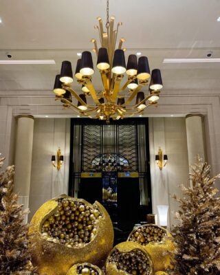 It's beginning to look a lot like Christmas 🎅 !! This week, we want to share our beautiful lighting fixtures with a Christmas spirit ! Starting with the @princedegallesparis ✨ . . . #luxuryhome #lightdesigner #paris #delisleparis #bespokelighting #interiordesign #lighting #chandelier #lustre #savoirfaire #bronze #surmesure #madeinfrance #princedegalles #christmas #christmasspirit #christmasinparis