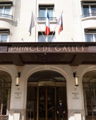 Welcome to the @princedegallesparis in Paris ✨ Our two lanterns are here to greet you at the entrance 😍 📸 @thehermitisout . . . #parisianhotel #parisianlifestyle #parisadresses #lanterns #lightings #bespoke #bespokelights #princedegalles #marriott #savoirfaire #bronzierdart #ferronnerie #homedecor #interiordesign #designer #luxuryhotels