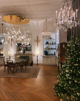 OH OH OH ! 🎅❄⛄ Christmas is coming very soon ! We love having a Christmas spirit in our showroom in Paris ! Want to see more of our showroom ? . . . #luxuryhome #lightdesigner #paris #delisleparis #bespokelighting #interiordesign #lighting #chandelier #lustre #savoirfaire #bronze #surmesure #madeinfrance #lemarais #christmas #christmasiscoming