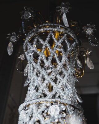 Saint Laurent’s perfect details 😍 🎥 @quentinvalleye . . . #crystals #pearls #bronzier #bronzierdart #ferronnier #homedecor #classicalstyle #savoirfaire #cristallerie #frenchsavoirfaire #fourseasons #jacquesgrange #museeysl #fsgeorgev #paris #parisianstyle