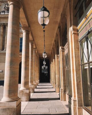 Restoration of the lanterns of the gardens of Palais Royal by Delisle ✨ . . . #chiselling #bronze #bronzierdart #art #artdesign #ferronnier #luminaires #bespoke #bespokelightings #lightingdesigner #homedecor #interioirdesign #savoirfaire #frenchsavoirfaire #madeinfrance #delisleparis #suspension #pendantlight #palaisroyal #jardinsdupalaisroyal