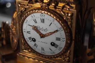 Identify the details of our clock. A true piece of art that reveals all of our exceptional craftsmanship! 💫🕰️ 🇫🇷* Distinguer les détails délicats de notre horloge. Un véritable objet d’art qui révèle l’ensemble de notre artisanat d’exception ! 💫🕰️ #Delisle #artisanat #FerForgé #ObjetsUniques #Créativité #clock #horloge #meuble #paris #luxe #interiordesign #creation #elegance #decoration #artisanatfrançais #madeinfrance