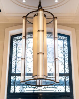 Perfect harmony!⭐ Linked to our new contemporary collection, Parhelia, discover our lantern, designed by @holocene_design , harmoniously set up in the @sanregisparis hotel. ⭐⭐ . . #Delisle #bespokelights #lightingdesigner #bespokelightings #custommade #madeinfrance #savoirfaire #bronzierdart #interiordesign #designdinterieur #frenchsavoirfaire #artisanatfrancais #artisanatdart #frenchluxury #newcollection #parhelia #design #creation #art #architectureinterior #interiordesigner #Sanregis #hotel #decoration