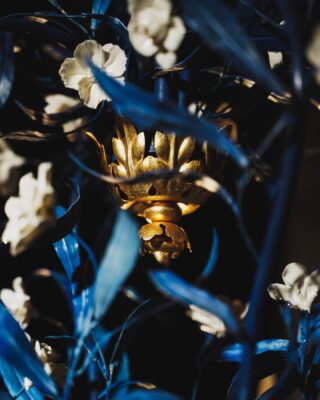 ✨ Floral fairyland. 💐 🇫🇷* ✨ Féérie florale. 💐 . . . #ÉléganceFlorale #Delisle #flower #porcelain #madeinfrance #light #interiordecoration #artisanatfrancais #artisanatdart #frenchluxury #chandelier #lamp #light #lighting #blue #gold #art #elegance #plant #design #creativity