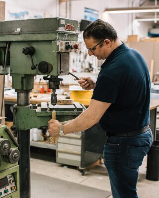 Bronze assembling at our manufacture 🔥 📸 : @laurinepaumard_corporate 🇫🇷 Assemblage du bronze dans notre manufacture 🔥 . . . #delisleparis #bespokelights #lightingdesigner #bespokelightings #custommade #madeinfrance #savoirfaire #bronzierdart #interiordesign #designdinterieur #frenchsavoirfaire #artisanatfrancais #artisanatdart #frenchluxury