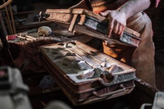 The fascinating process of the sand casting technique, where magic takes shape. 🔥✨ 🇫🇷 *Le processus fascinant de la technique de fonte au sable, où la magie prend forme. 🔥✨ . . #delisleparis #manufacturing #LuminairesÉlégants #light #création #artisanat #interiordesign #homedecor #decorations #luxuryfurniture #custommade #madeinfrance #frenchsavoirfaire #artisanatfrancais #artisanatdart #frenchluxury #french #craftsmanship #art